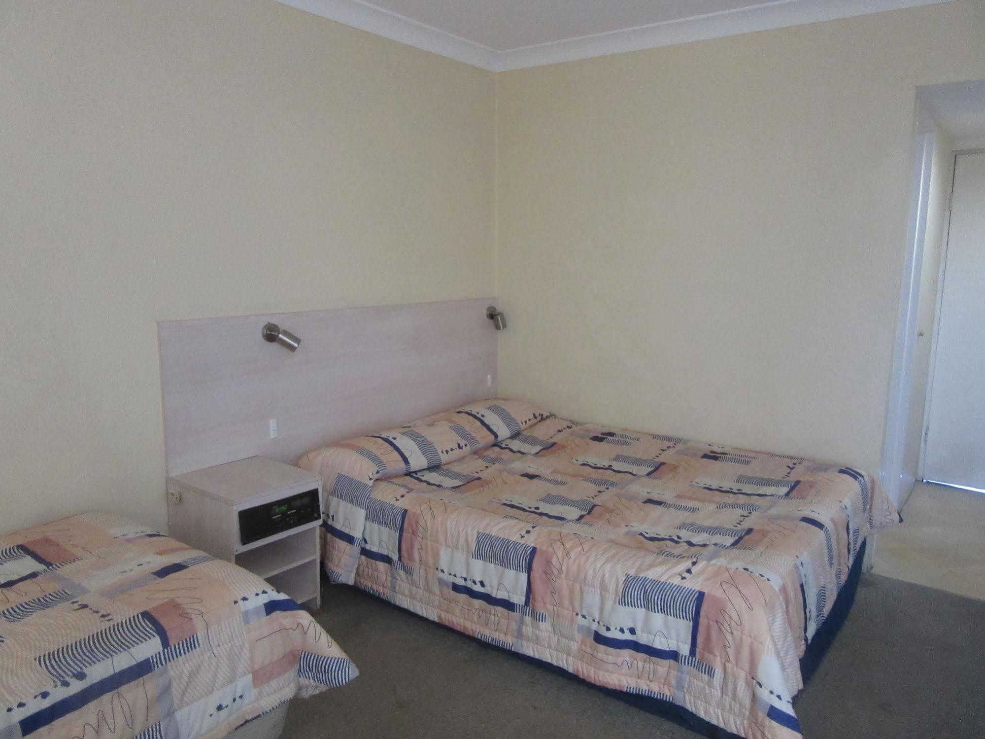 El Toro Motel Уоруик Фарм Екстериор снимка